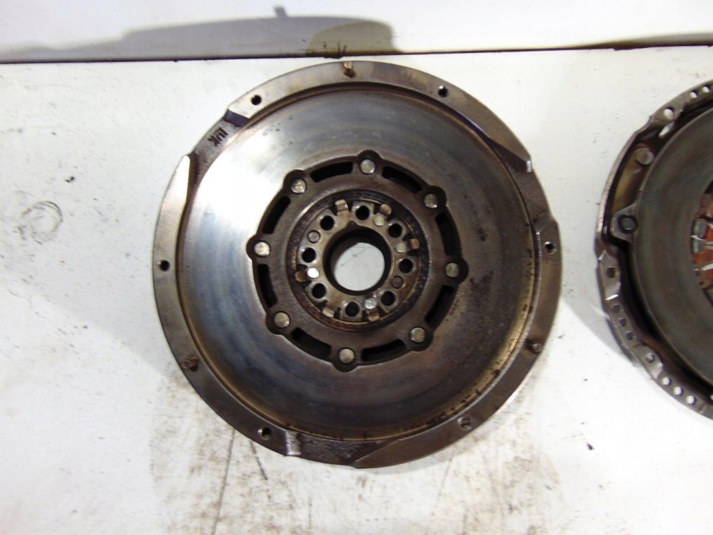 Колесо двухмассовый toyota avensis t25 2.2 d4d d4d Недорого