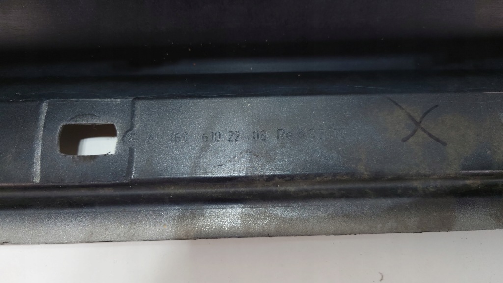 Купити Mercedes w245 накладка права порога  колір 745 a1696102208