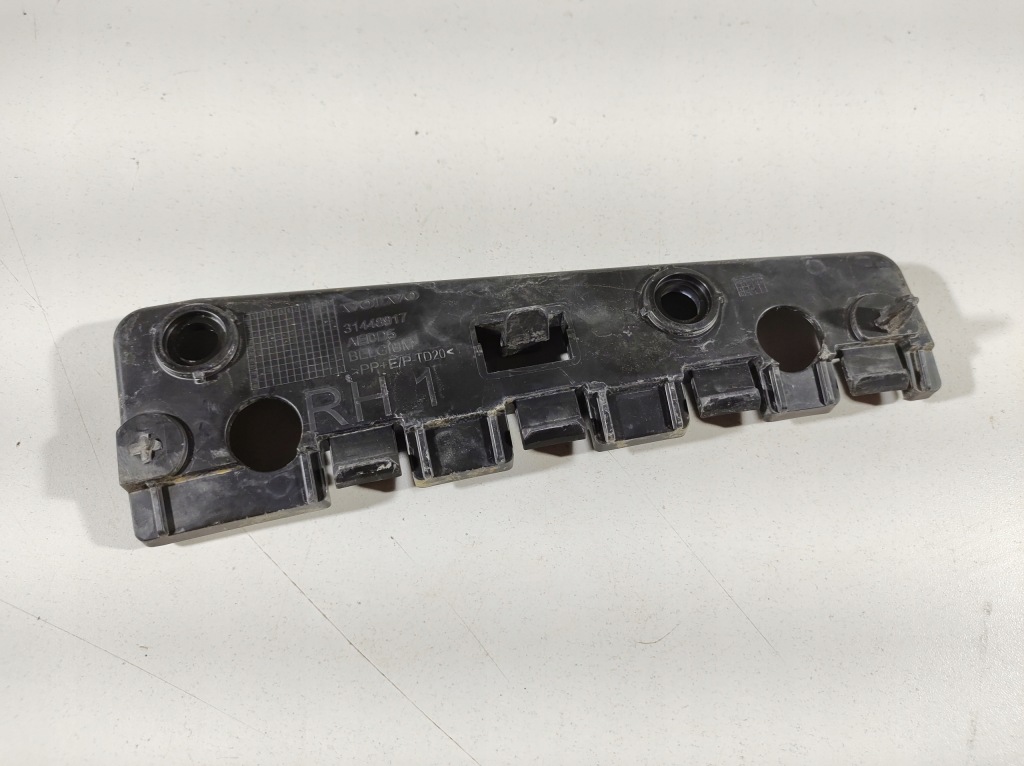 фото №13, Volvo v60 18r- напрямна кронштейн праве