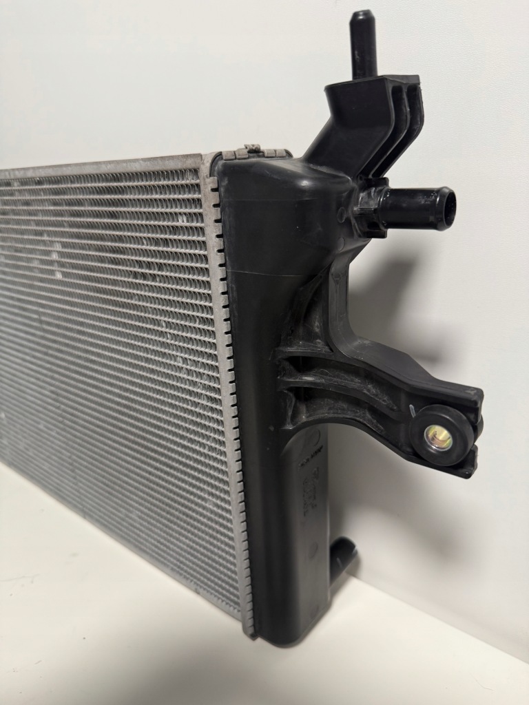 Радіатор інтеркулер toyota hilux viii рестайлінг  tg422136-7200 Ціна