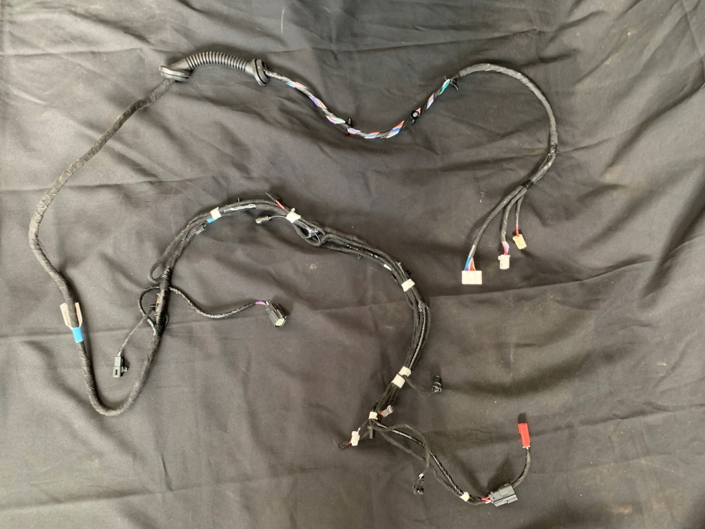 фото №2, Tesla s жгут крышки задняя правая 1004428-00-r nowa