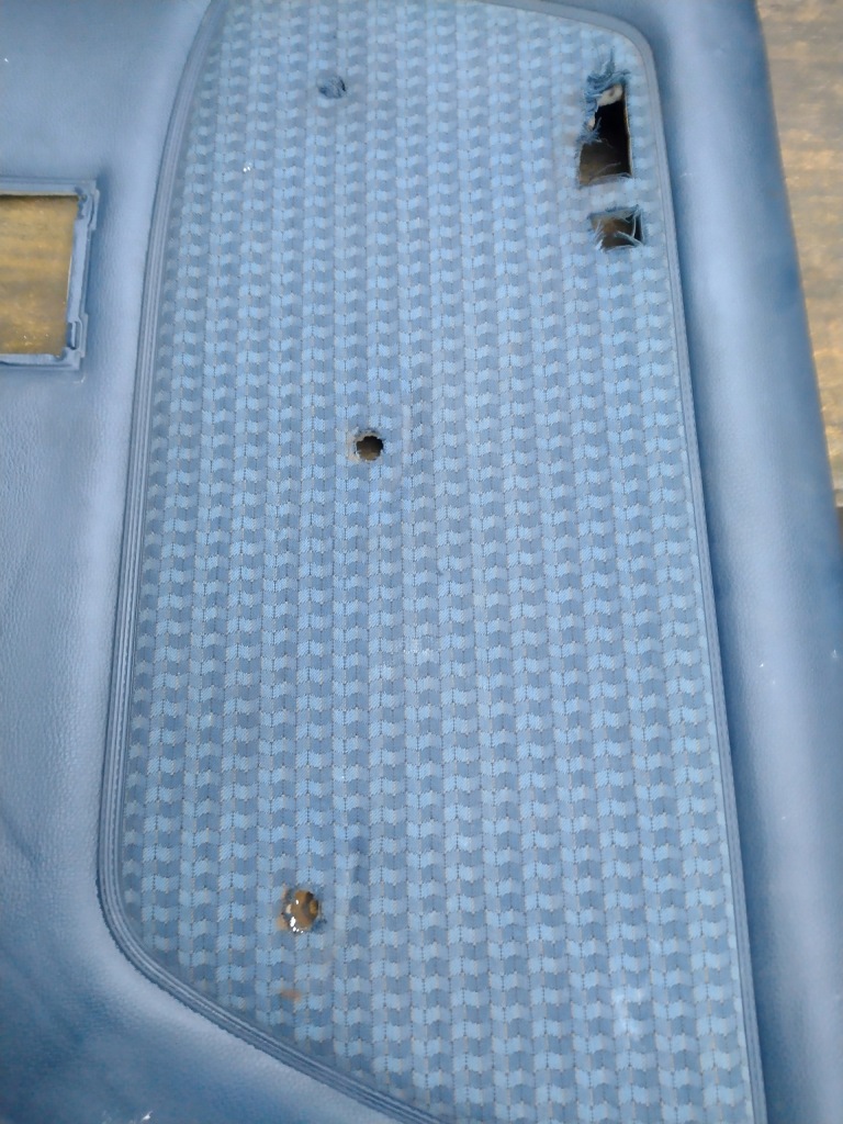 Mercedes w123 обшивка двері правий задній niebieski в Україні