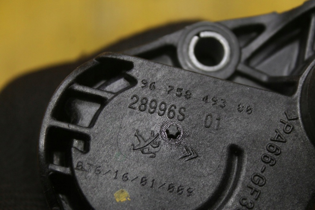 фото №7, Корпус термостата 9675849300 peugeot 208 1.2 vti