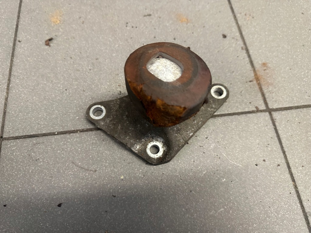 фото №1, Кронштейн подушка двигателя audi a6 c6 2.4 bdw