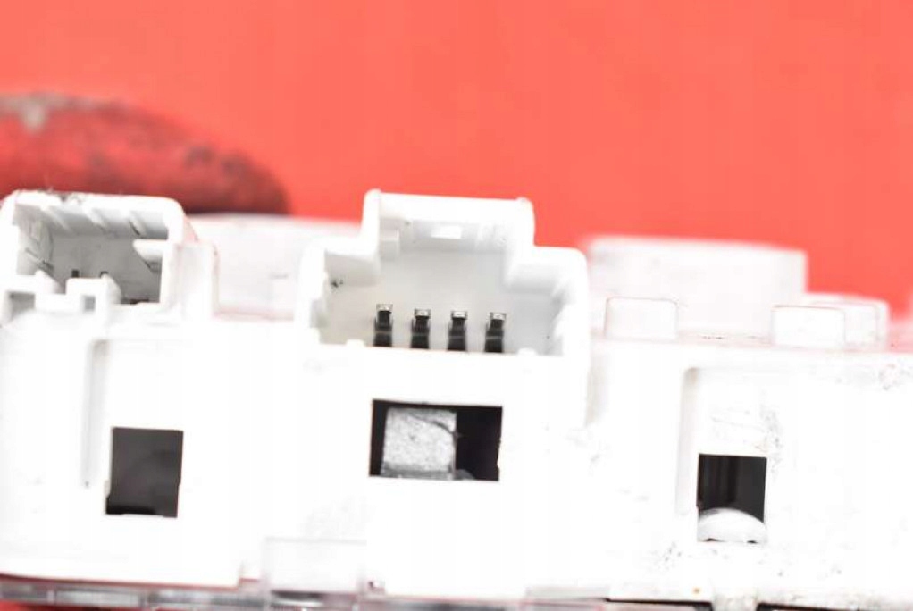 фото №7, Лампа освещение салона перед 96754056 peugeot 208 1 i lift 15-19