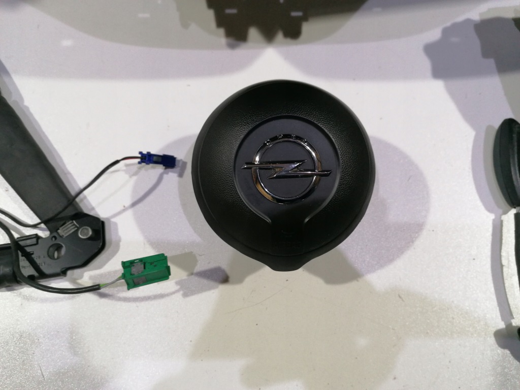 Opel adam приборная панель панель  подушка безопасности подушки безопасности ремни в Украине