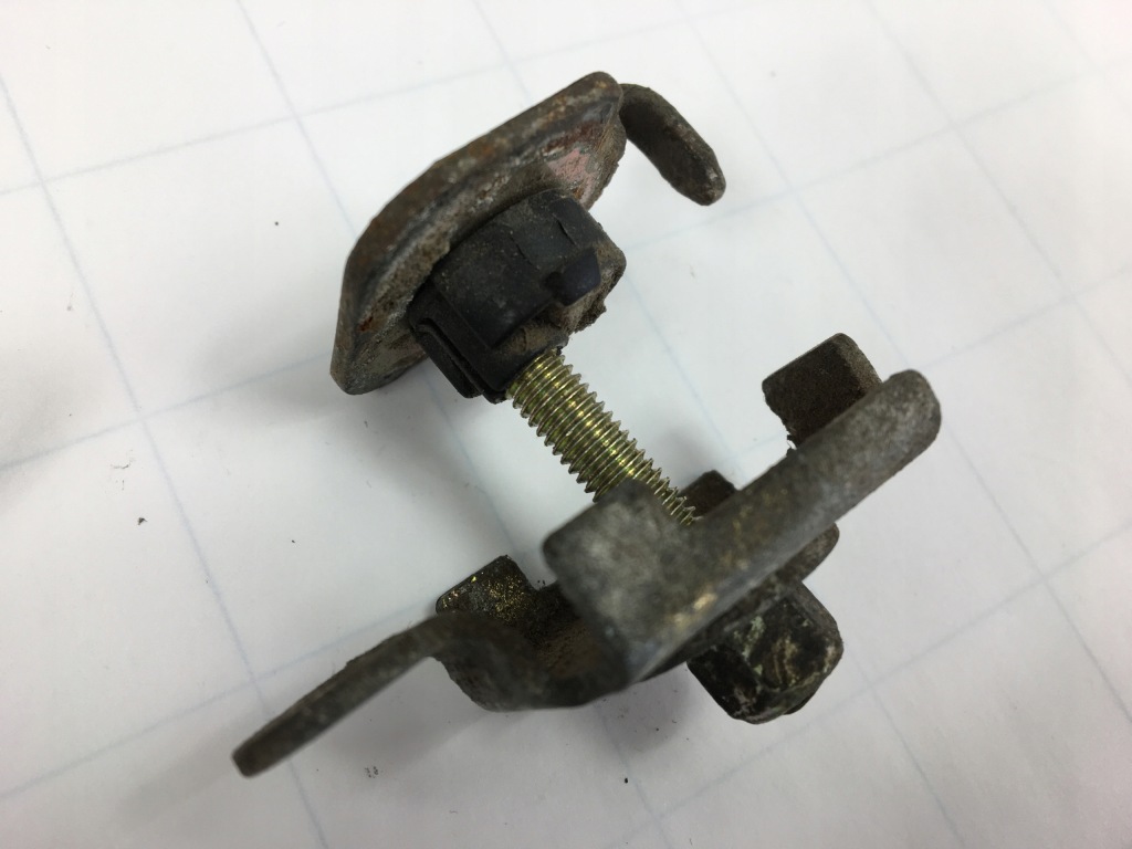 фото №5, Кронштейн датчиков przy wahaczu od подголовников 1295401144 w124 cabrio a124