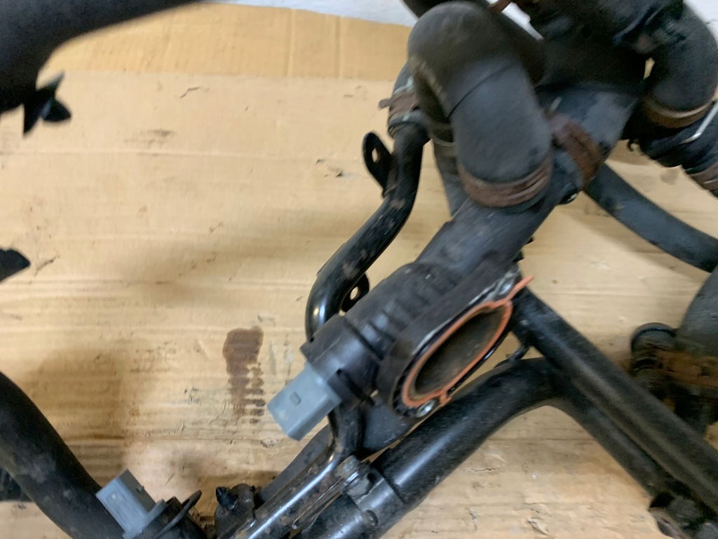 фото №8, Vw golf v 5 шланг wąż труба трубка магистраль wody корпус термостата orygi