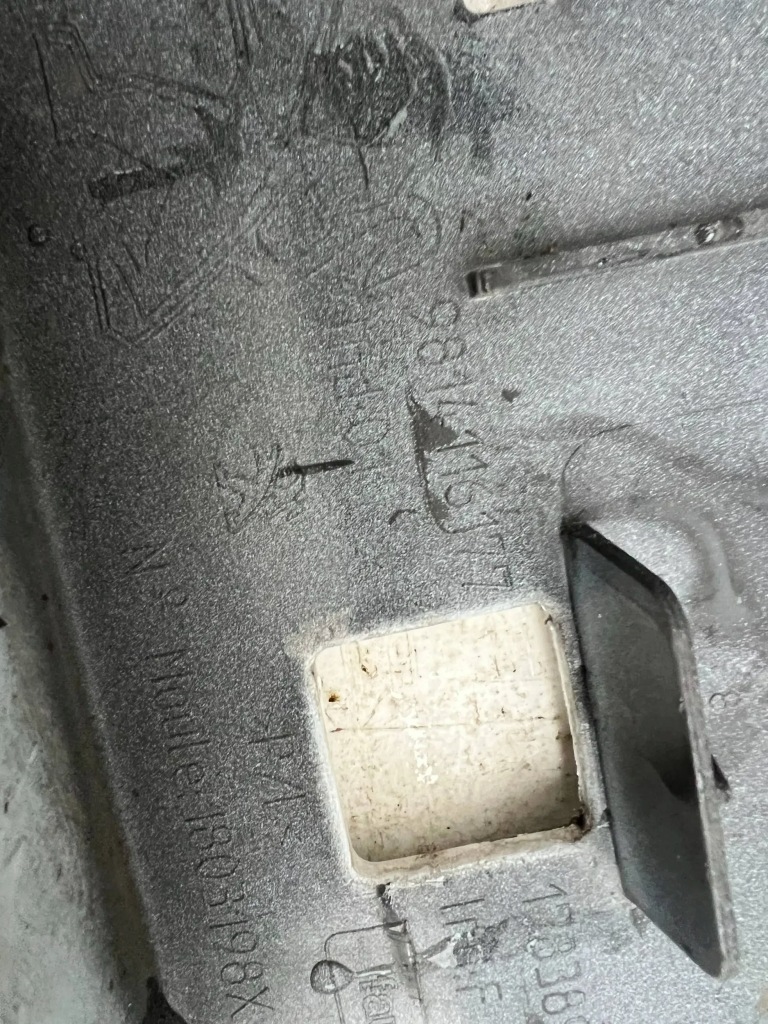 Бампер peugeot 2008 рестайлінг  2016 перед передній решітка радіатора 9814116177 Доставка