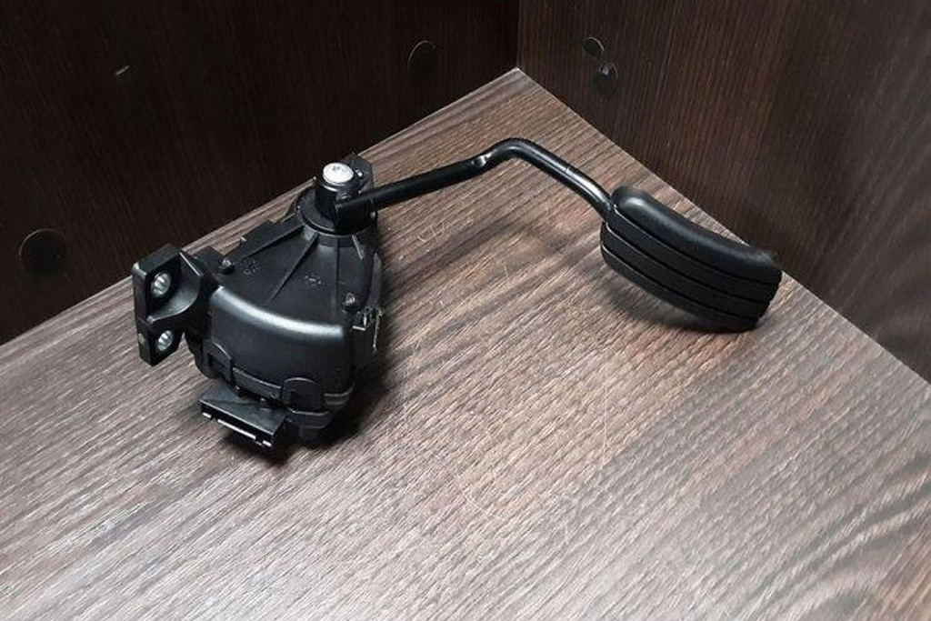 фото №8, Педаль газа nissan primastar фургон x83 7700313060 2.0l дизель 84kw 2008