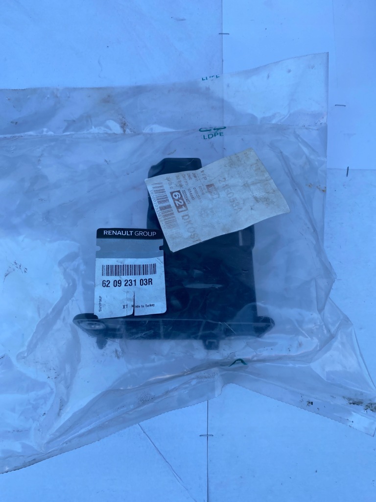 Купити Кронштейн  бампера права renault clio iv 620923103r