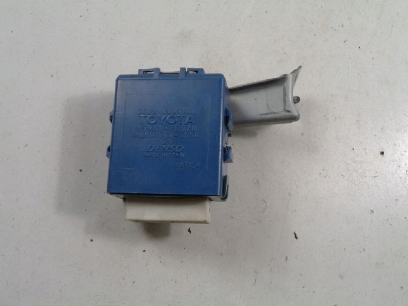 фото №1, Toyota yaris i p1 модуль дверь 85980-0d020