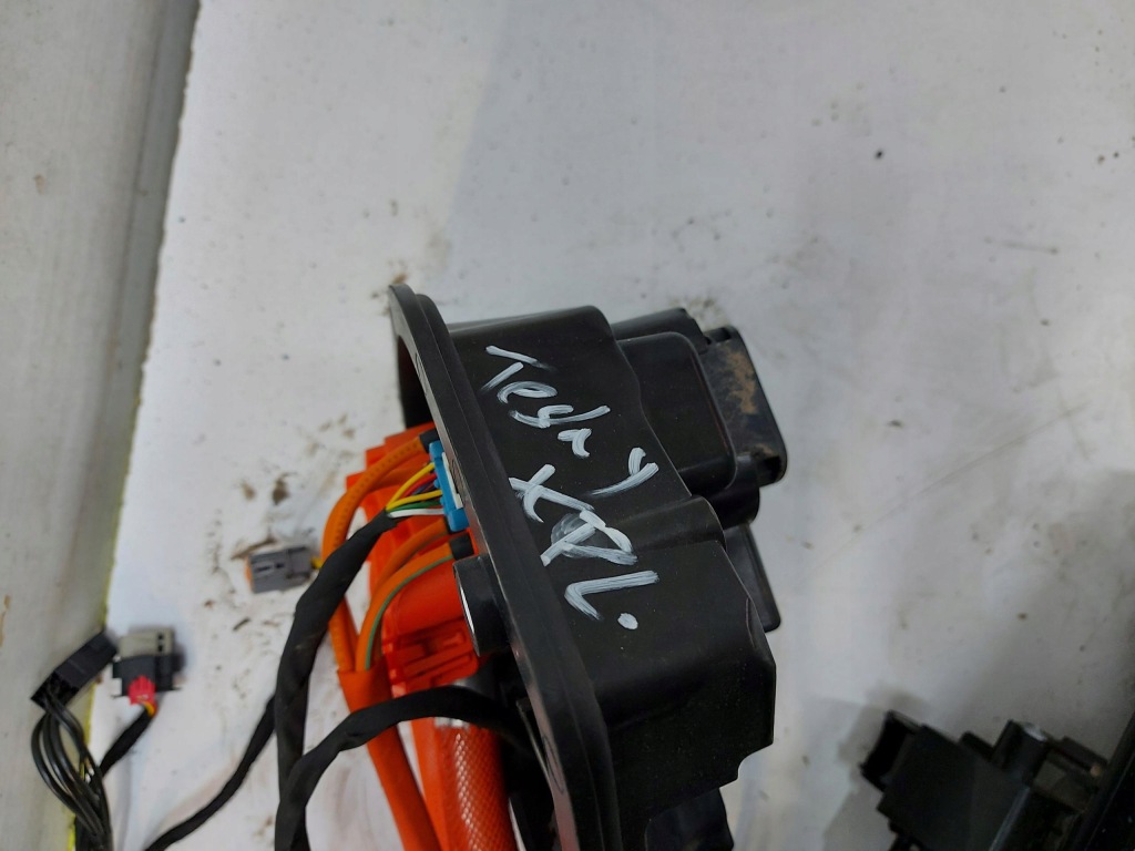 Tesla model y 2023r шланг заряджання блок керування кришка комплект 1537264-20-b Київ