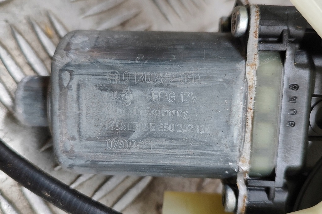 фото №8, Porsche taycan cross turismo задній правий підйомник скло двері 9j1839402c 2