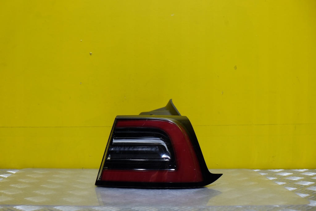 Купити Tesla 3 2017 2018- фара задній правий led америка