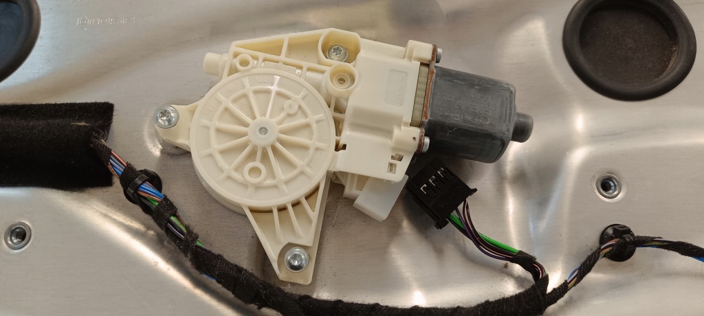 Mercedes c klasa рестайлінг  w204 - обшивка двері з склопідйомником скло Доставка