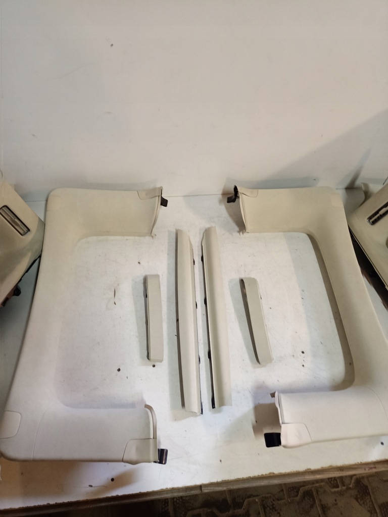 фото №7, Tesla x салон світлий пластики стійки стеля