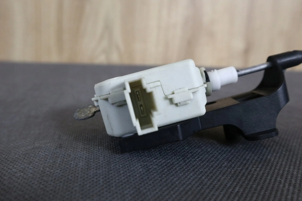 фото №4, Mercedes slk r171 привод замок крышка заливной топлива 2038201997