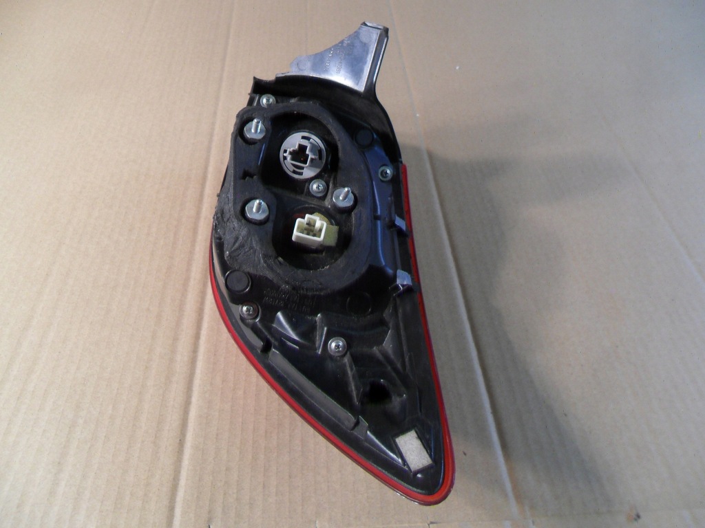 фото №13, Mazda 3 лампа задня права w крила 220-41981