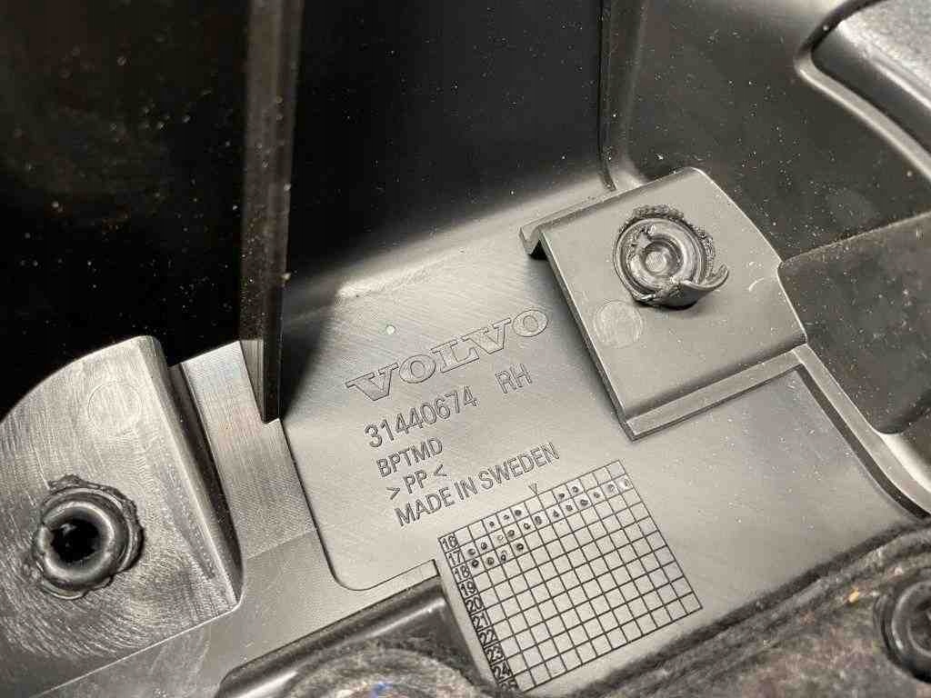 фото №12, Права оббивка багажника volvo xc60 31440674 2.0l бензиновий 180kw 2019