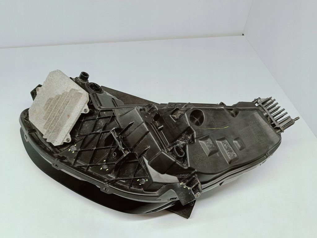 Купити Tesla model 3 m3 17- лампа права перед передня eu 1077376-40-b