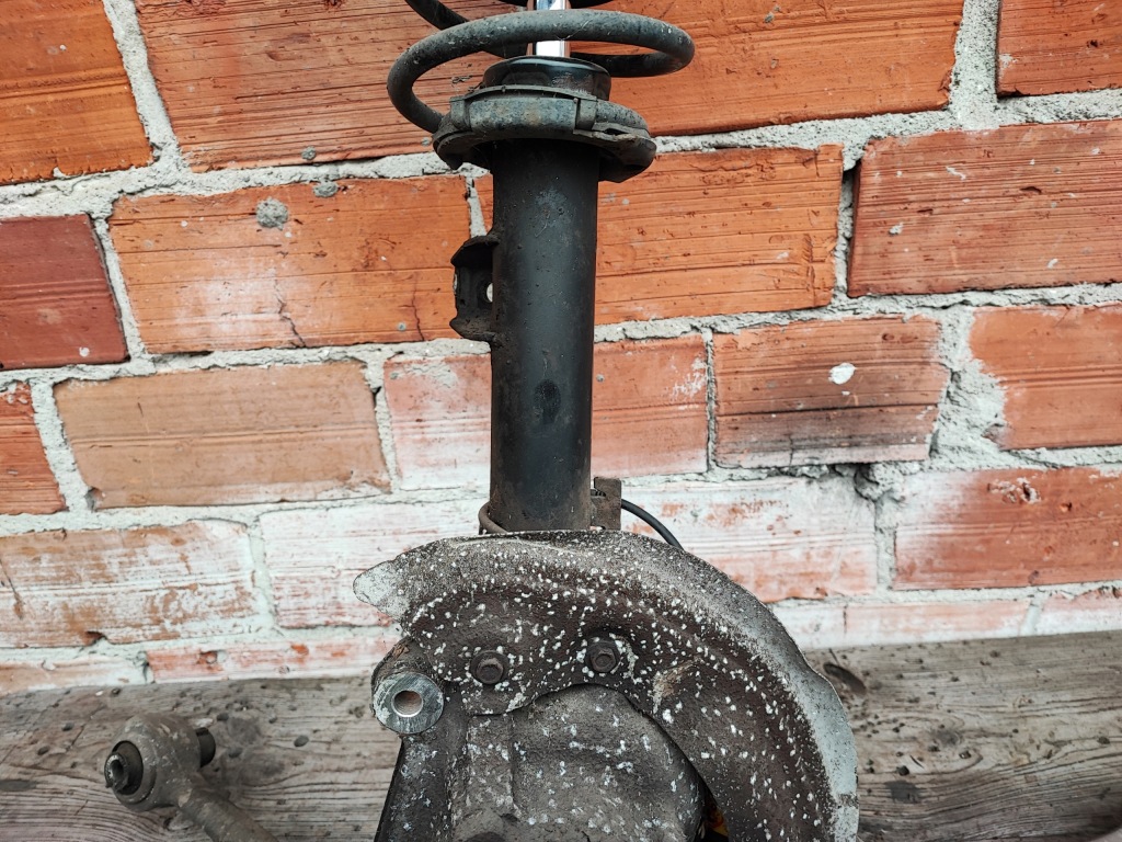 Bmw 3 e90 e91 n46 318i амортизатор правий перед Ціна