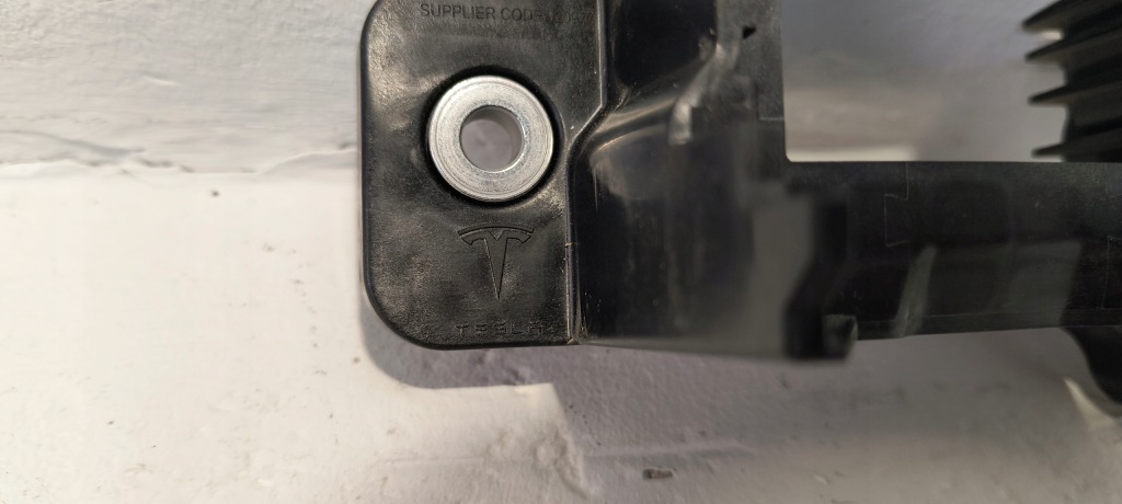 Кронштейн держатель радара правый tesla model x Недорого