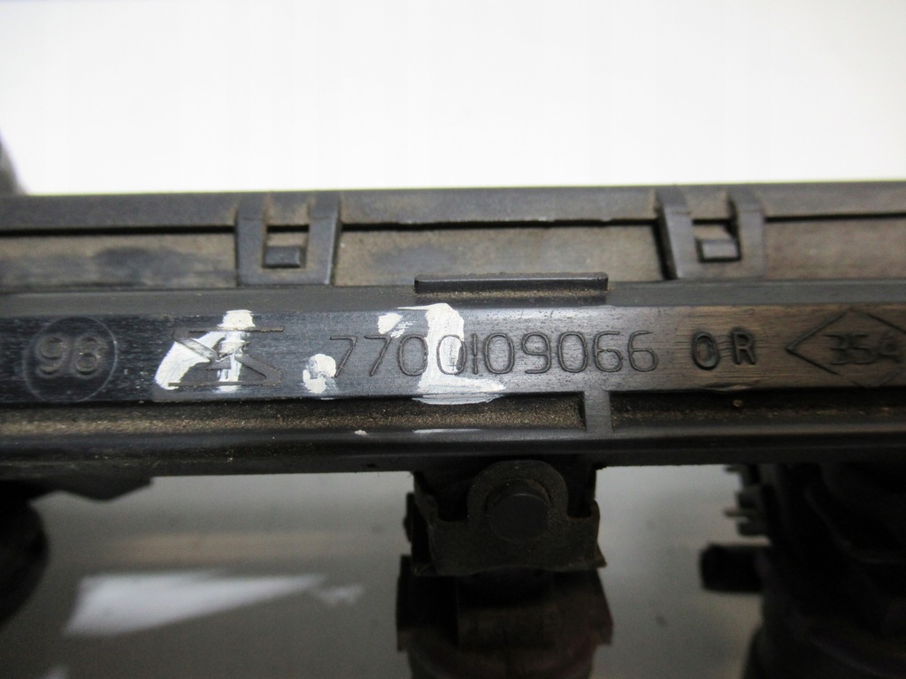 фото №4, Молдинг упорскування renault clio 2 7700108667