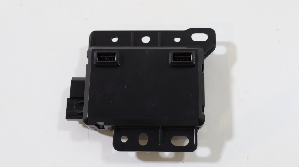 фото №1, Tesla model 3 2017- модуль зарядное устройство usb 1093295-00-a