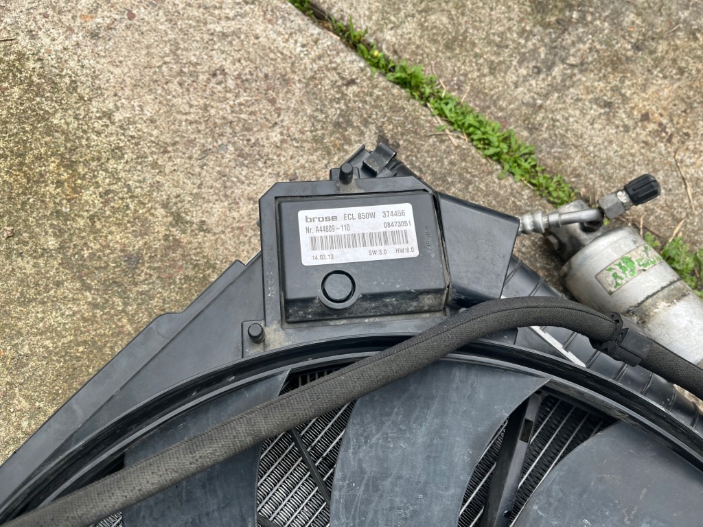 Mercedes g klasa w463 13-18 5.0 v8 радиатор воды вентилятор a4635000293 Цена