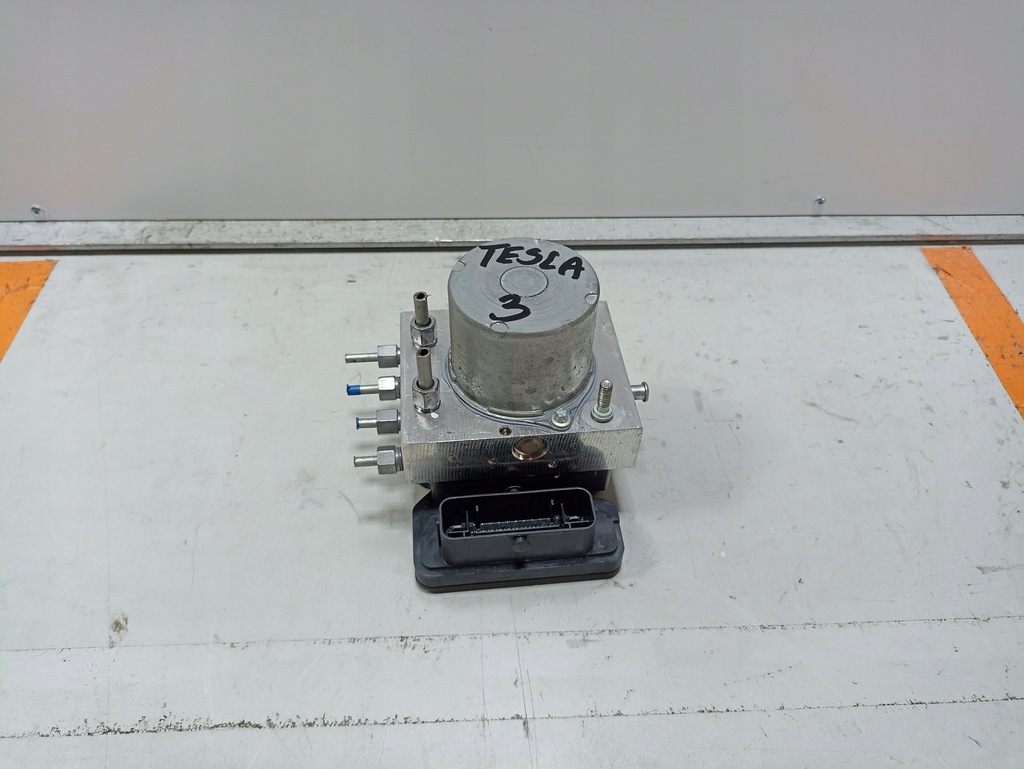 фото №1, Tesla model 3 насос блок управления abs 1044745-00-b