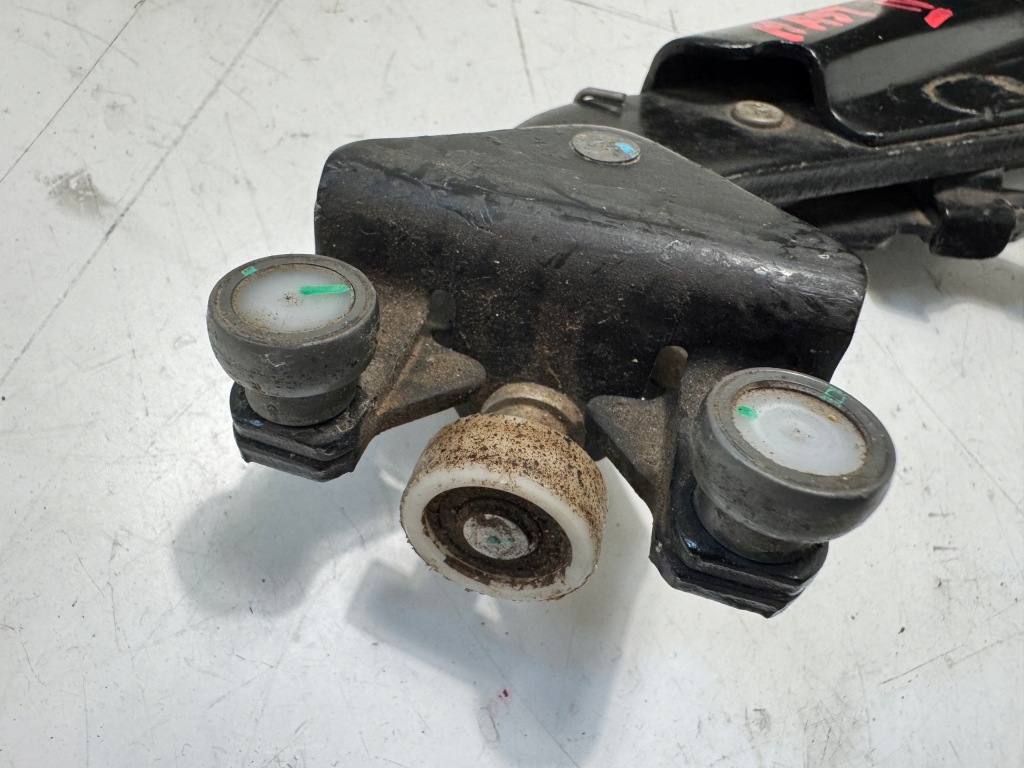 Ролик підрамник двері розсувних renault master iv renault master 3 Ціна