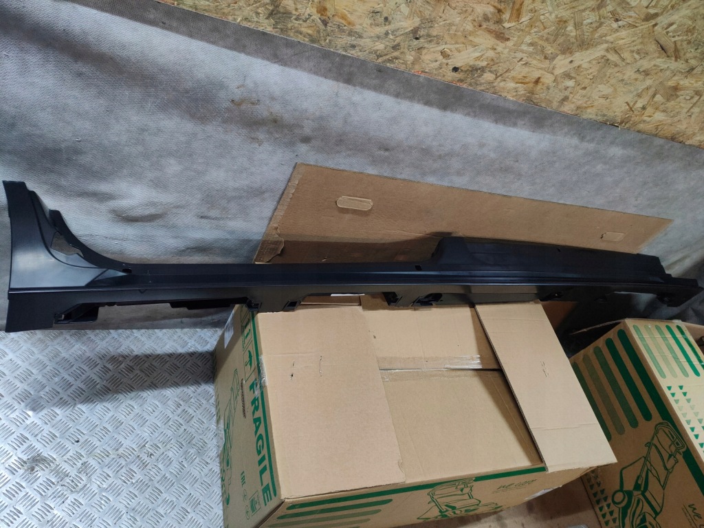 фото №1, Toyota sienna 2021 молдинг порог порог правая накладка iv xl40