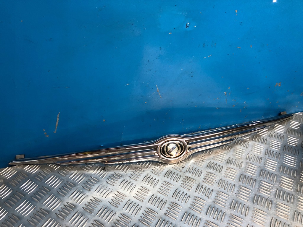 фото №1, Chrysler pacifica i 03- решітка радіатора емблема капот 04857662ad