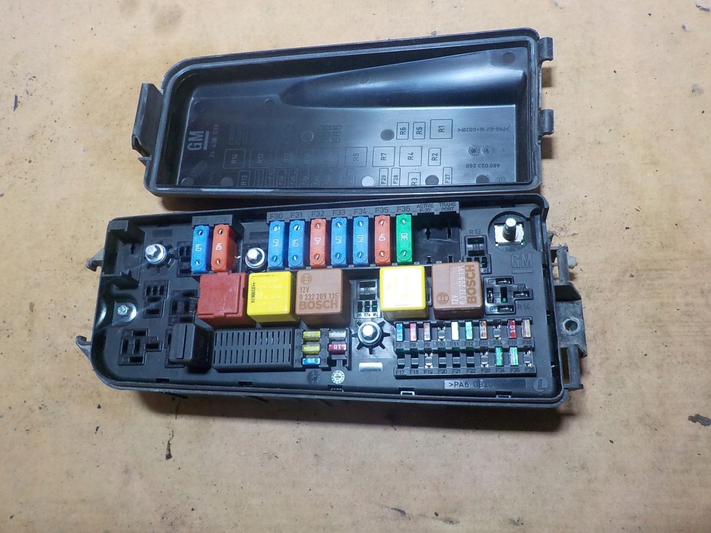 Коробка запобіжників vectra c 03r. 13144708 Оригінал