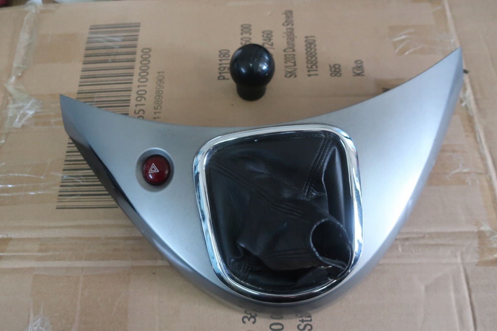 фото №1, Mitsubishi grandis 2.0 d 6 -передача ручка чехол рамка 03- eu