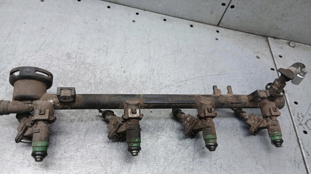 Купити Молдинг упорскування renault laguna ii 1.8b 01-05r hb 7700107405