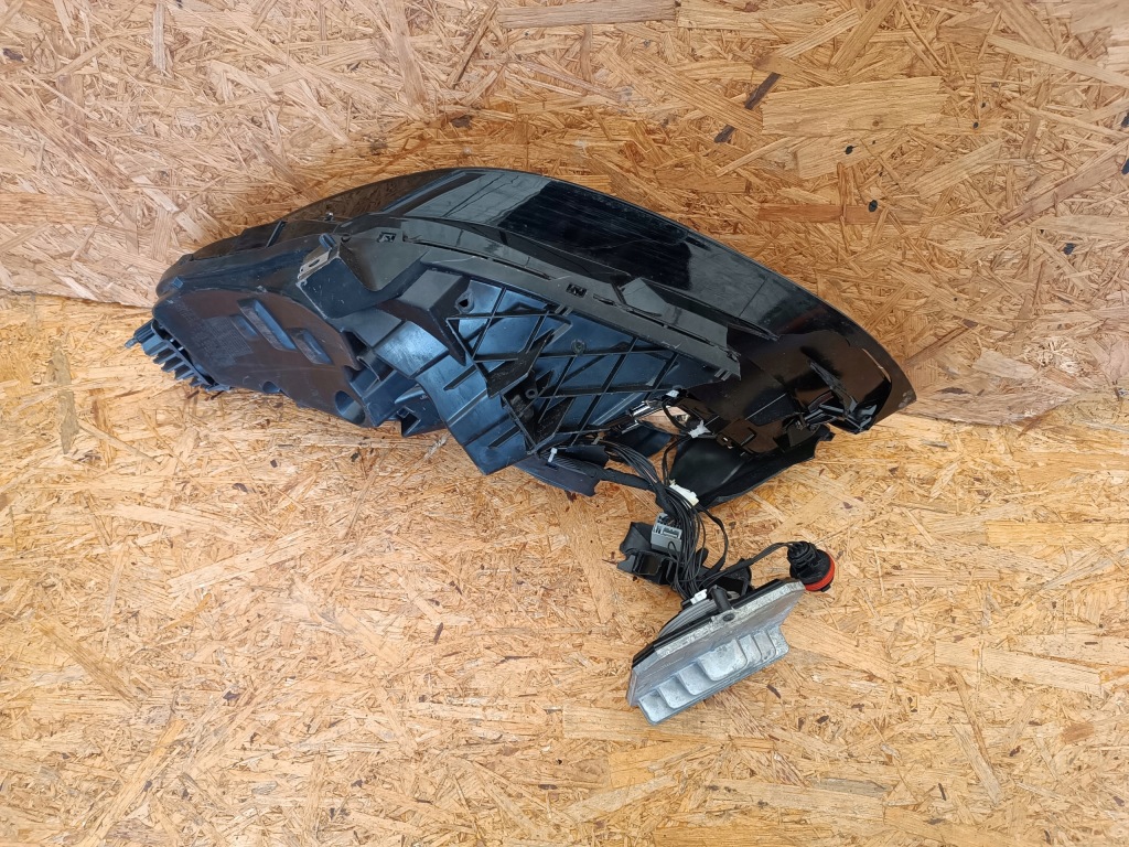 Фара праві перед 1077376-50-b tesla model 3 led Оригінал