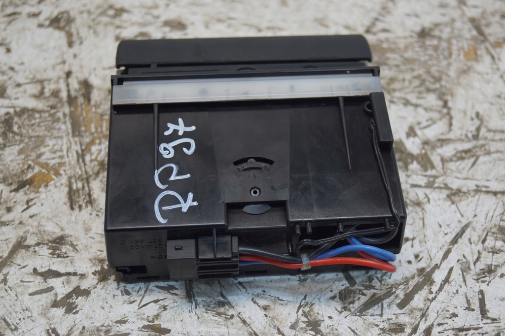 фото №5, Попільничка audi a3 8l lift 8l0857951c