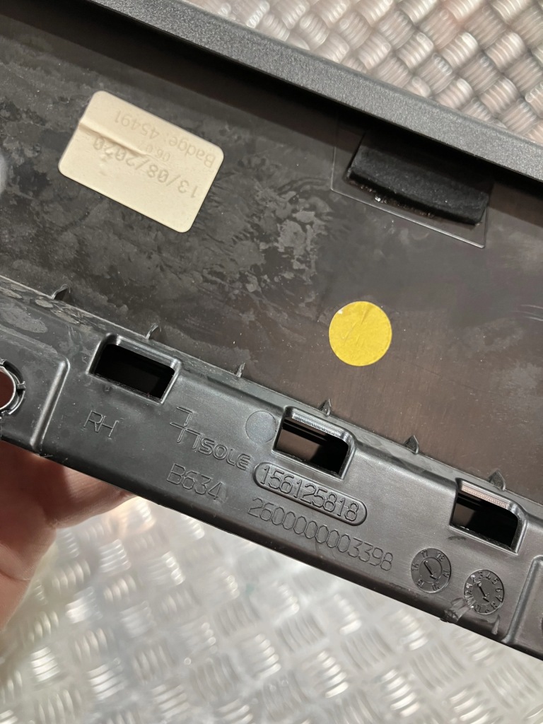 Молдинг двері правий перед alfa romeo giulia 15- Ціна