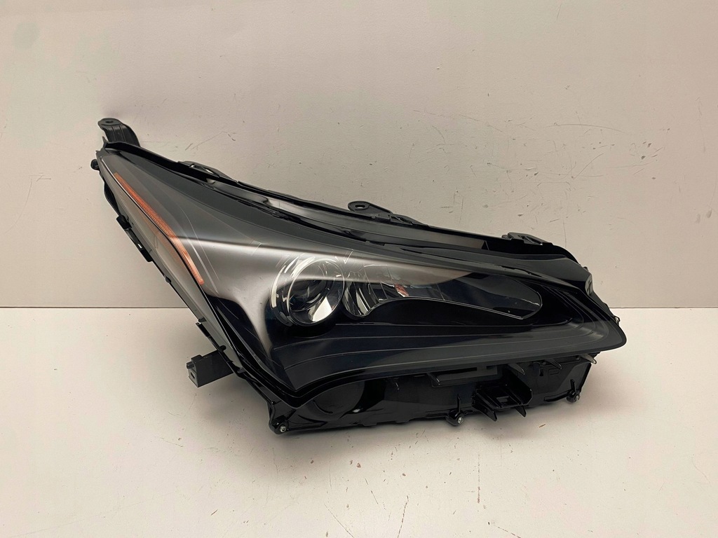 фото №1, Lexus nx led оригинальная правая лампа 81140-78030