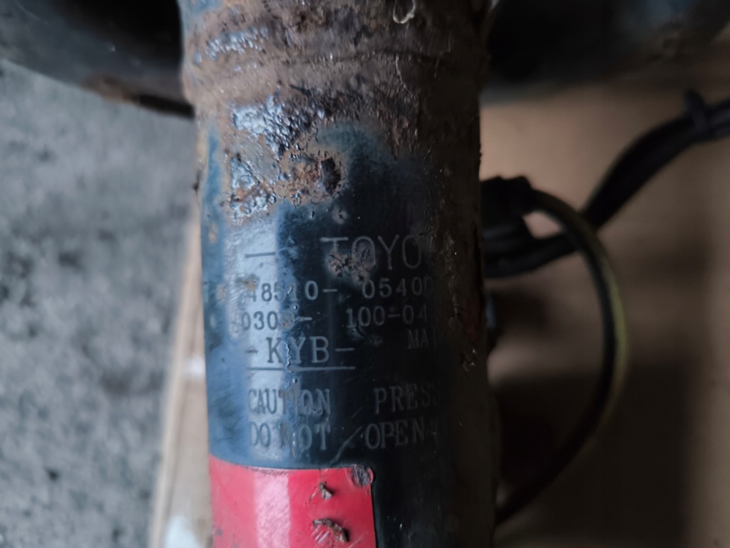 фото №4, Toyota avensis t29 поворотный кулак амортизационная стойка правый перед