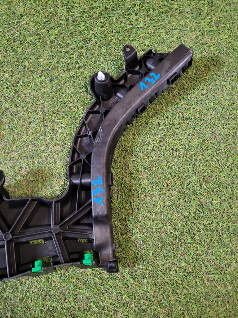 фото №13, Volvo v60 напрямна бампера кронштейн задня 32390722