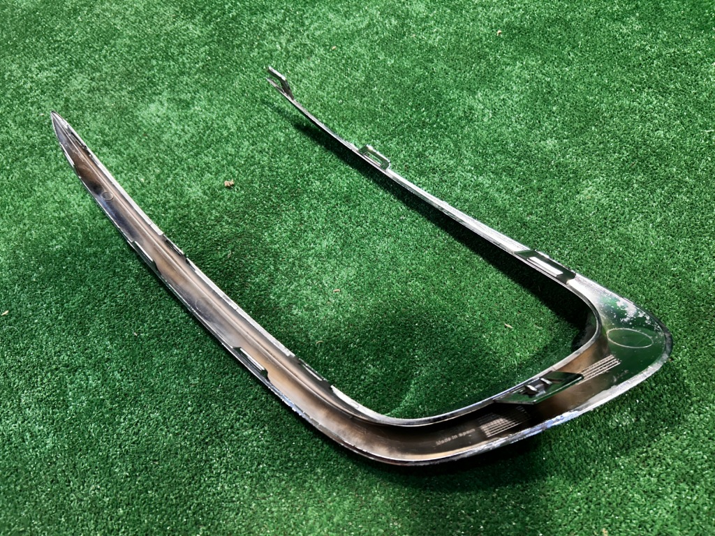 Купити Mercedes v-klasa w447 рестайлінг  19- молдинг хром ґрати лівий перед a4478857000