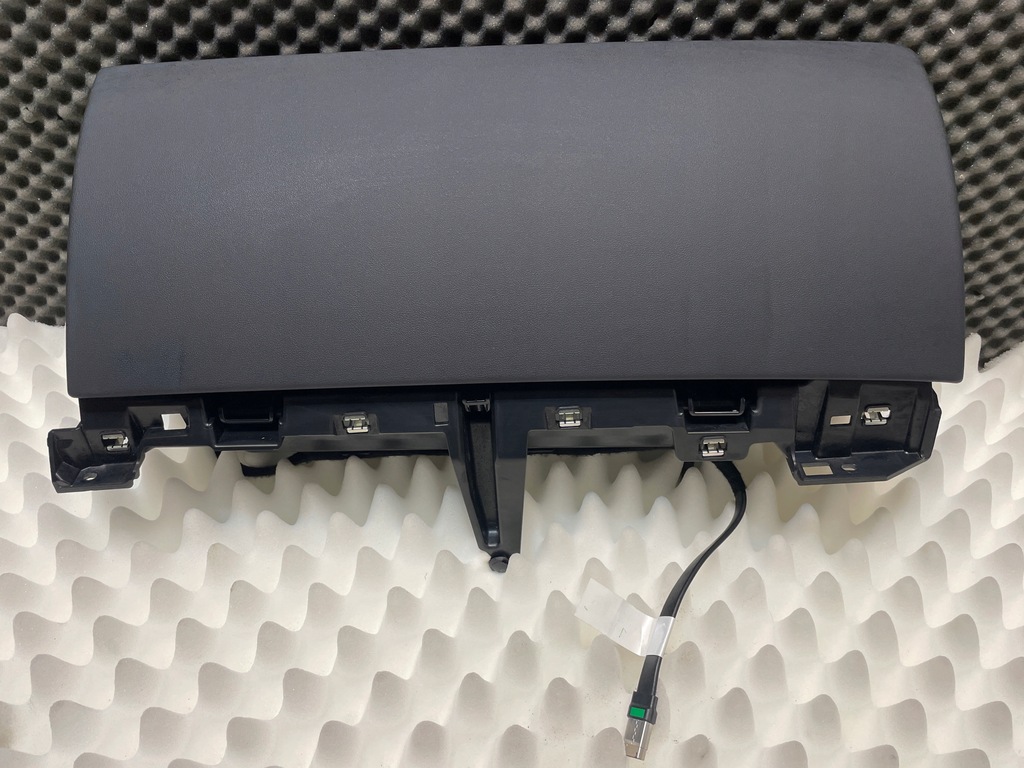 фото №1, Tesla y бардачок