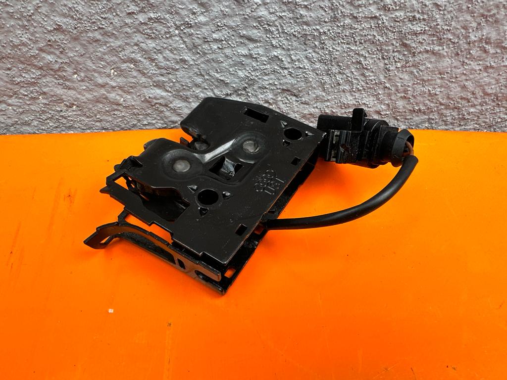 фото №1, Audi q3 8u0823509 замок крышки двигателя org.