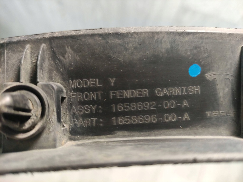 фото №10, Tesla model y 20- молдинг накладка крыла правый перед 165869200a