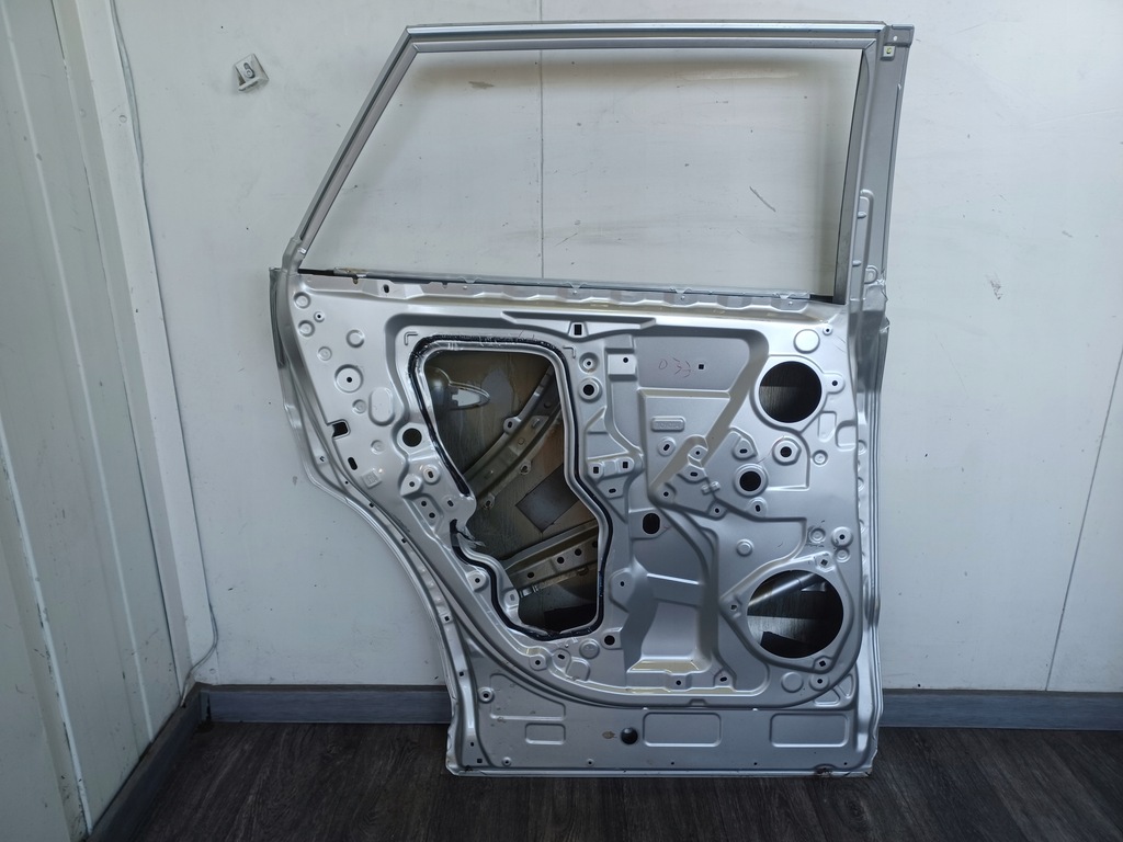 фото №16, Дверь ---- subaru solterra toyota bz4x ---- задние левая ----