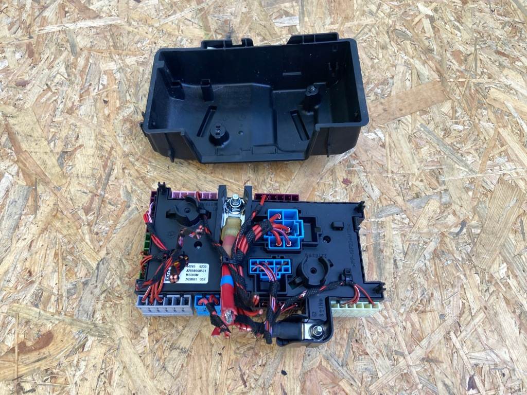 фото №1, Коробка предохранителей mercedes-benz оригинальный номер a2059068501