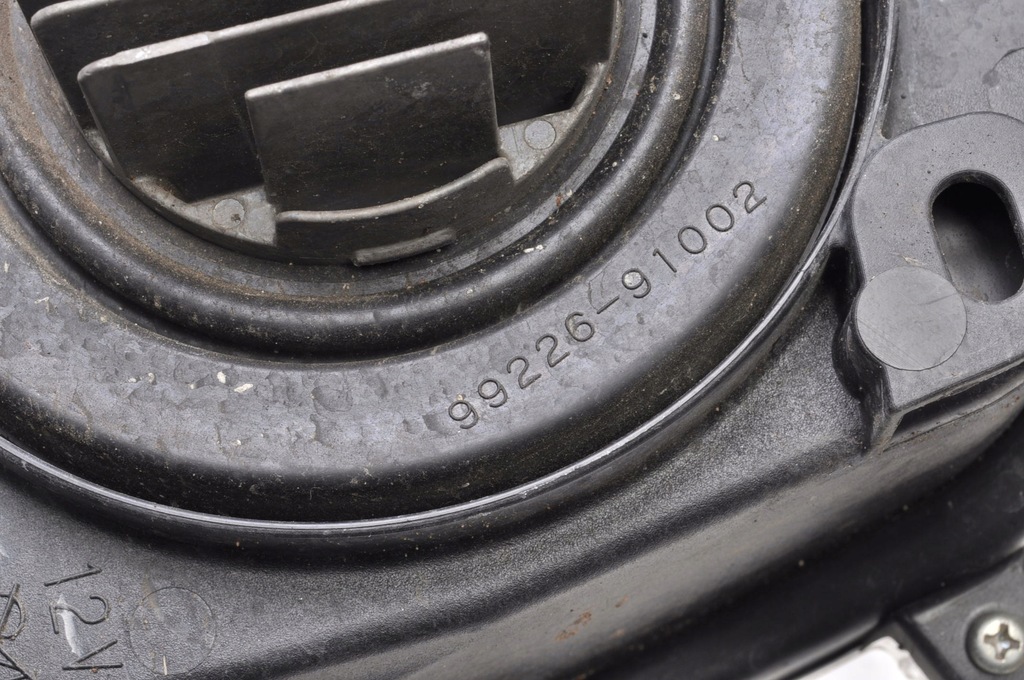 фото №8, Toyota prius iv противотуманная фара правый 99226-91002